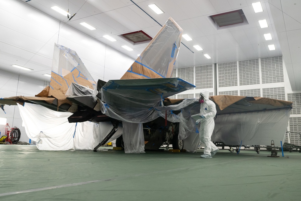 Low observable Airmen keep Hawaiian Raptors stealthy