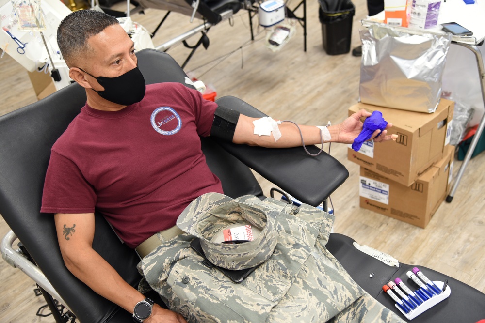 AZNG service members donate blood