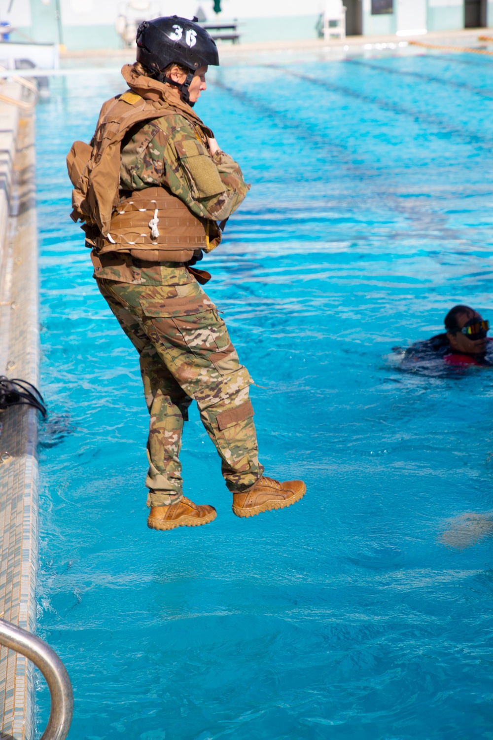 25th CAB Soldiers Participate in Underwater Egress Training