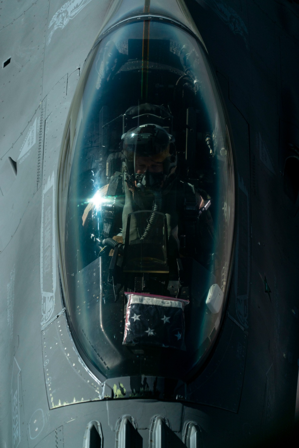 KC-135R Stratotanker refuels F-16C Fighting Falcon