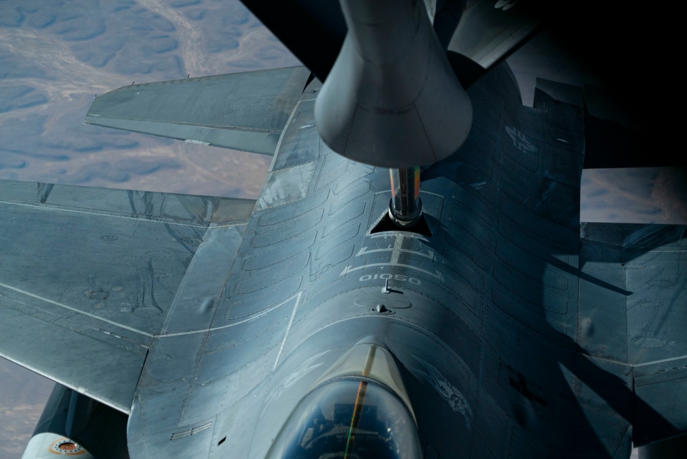 KC-135R Stratotanker refuels F-16C Fighting Falcon