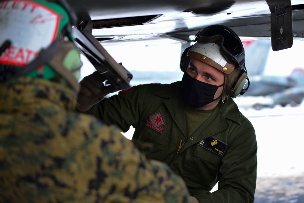 Marine Corps mechanics prep Hornets for take-off during RF-A 21-1