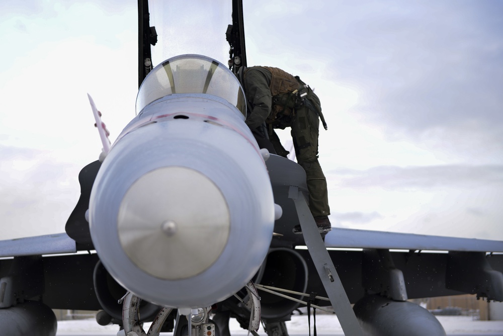 Marine Corps mechanics prep Hornets for take-off during RF-A 21-1