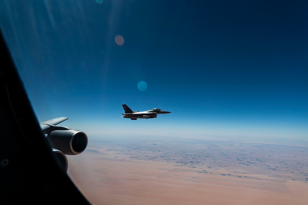 KC-135R Stratotanker fuels F-16C Fighting Falcon