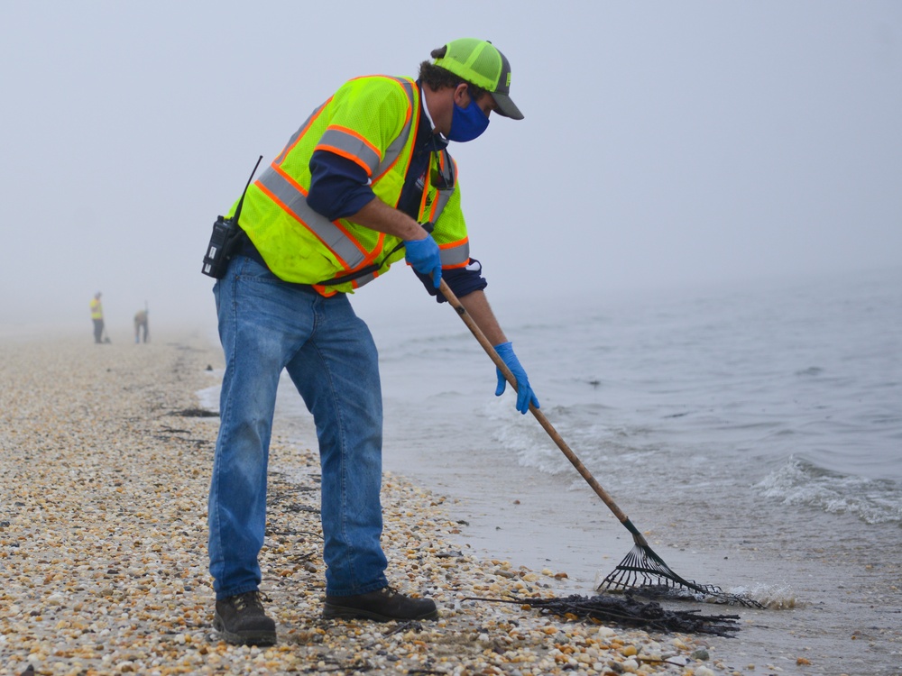 Contractors from Broadkill 2020 response identify oil debris for removal