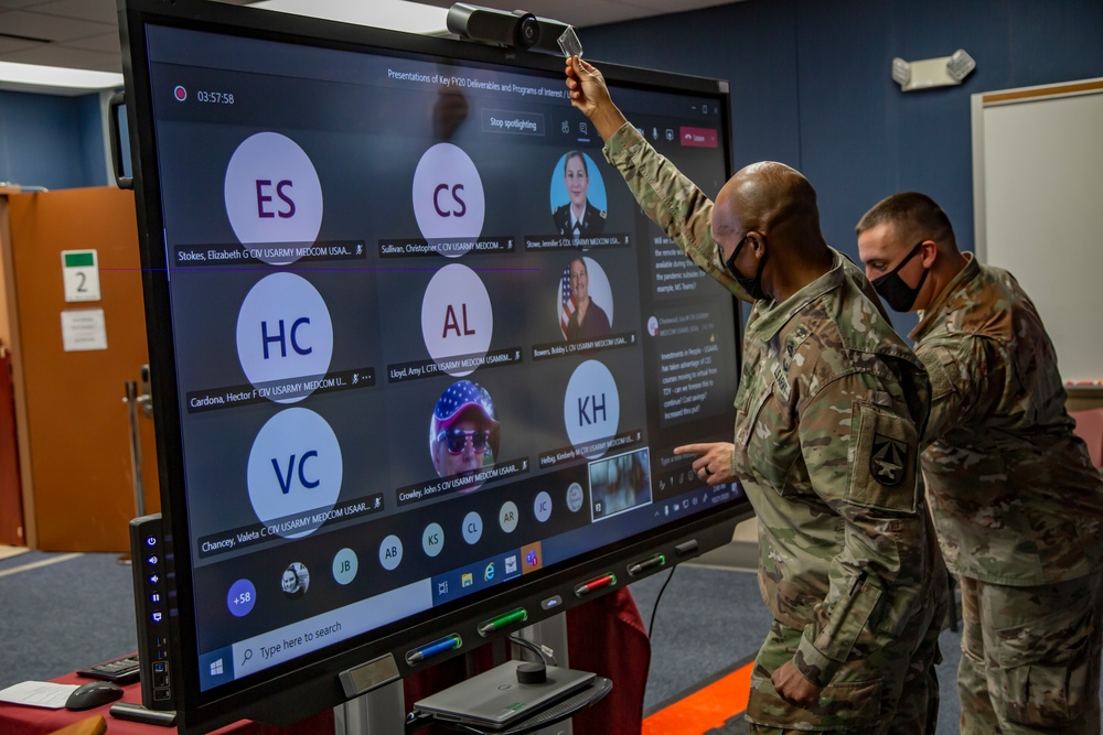 USAMRDC Command Team Visits USAARL