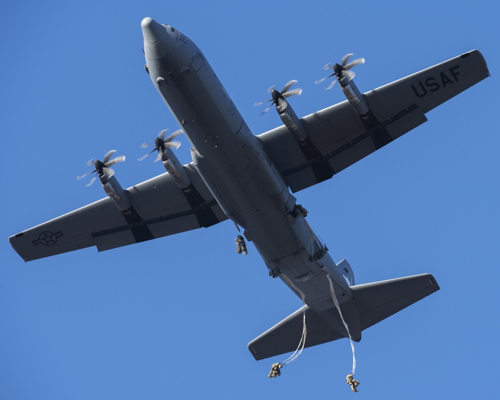 4/25 paratroopers conduct airborne training at JBER