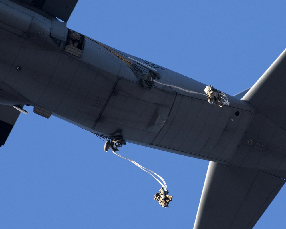 4/25 paratroopers conduct airborne training at JBER