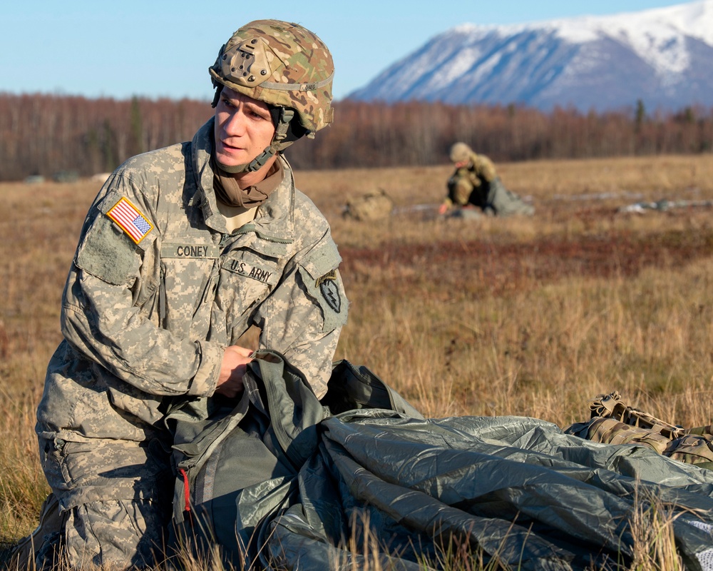 4/25 paratroopers conduct airborne training at JBER