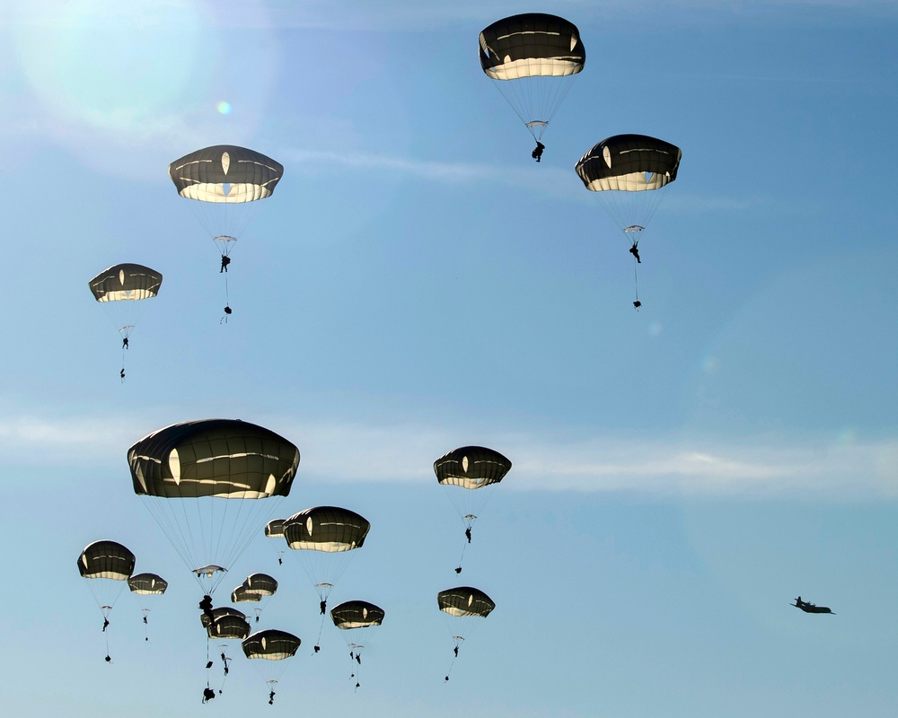 DVIDS - Images - 4/25 paratroopers conduct airborne training at JBER ...