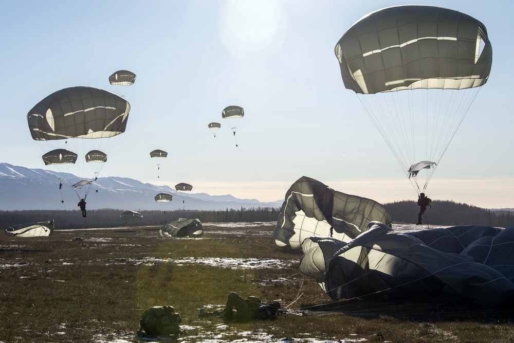 4/25 paratroopers conduct airborne training at JBER