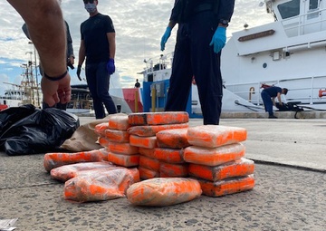Coast Guard transfers 4 suspected smugglers, $1.4 million in seized cocaine to federal agents in San Juan, Puerto Rico