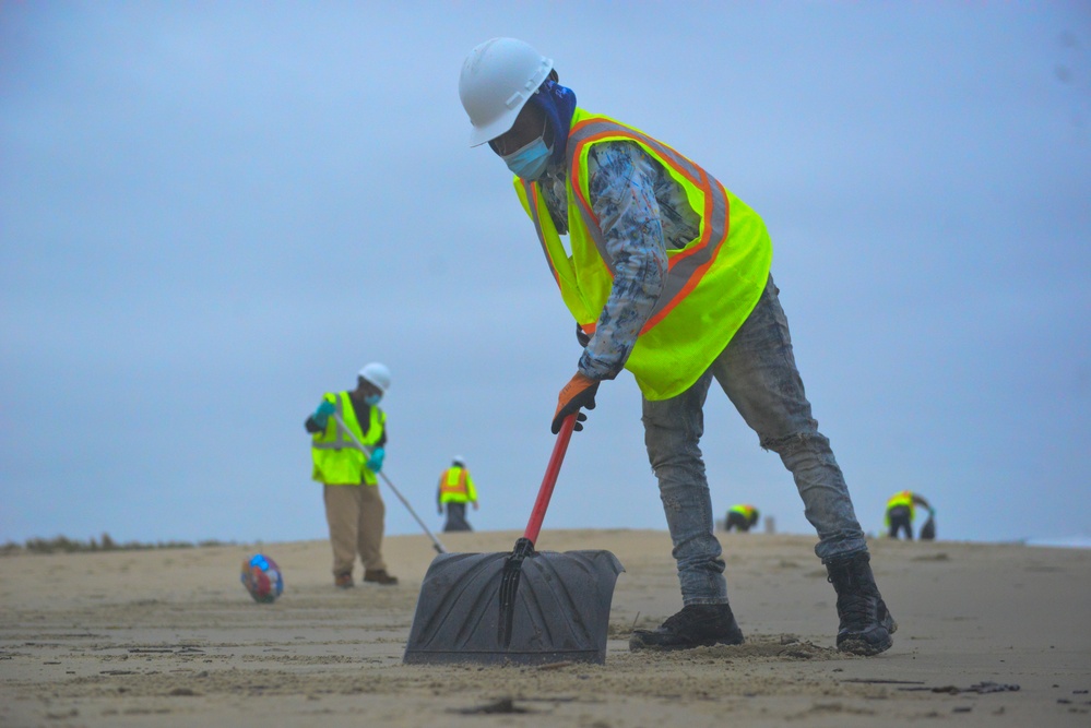Contractors from Broadkill 2020 response identify oil debris for removal