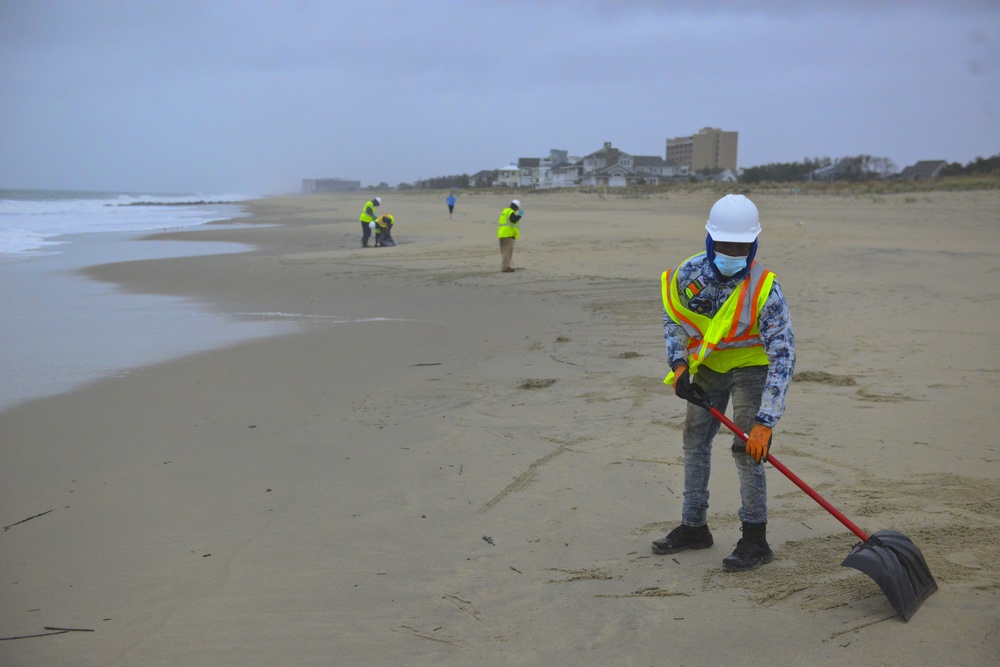 Contractors from Broadkill 2020 response identify oil debris for removal