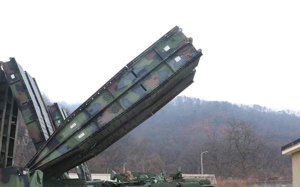 DAGGER BRIGADE SOLDIERS TRAIN WITH BRIDGING EQUIPMENT