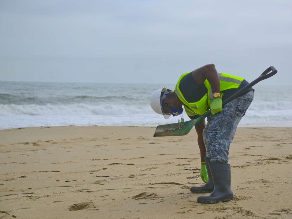 Contractors from Broadkill 2020 response identify oil debris for removal