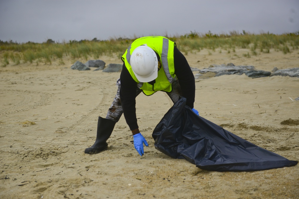 Contractors from Broadkill 2020 response identify oil debris for removal