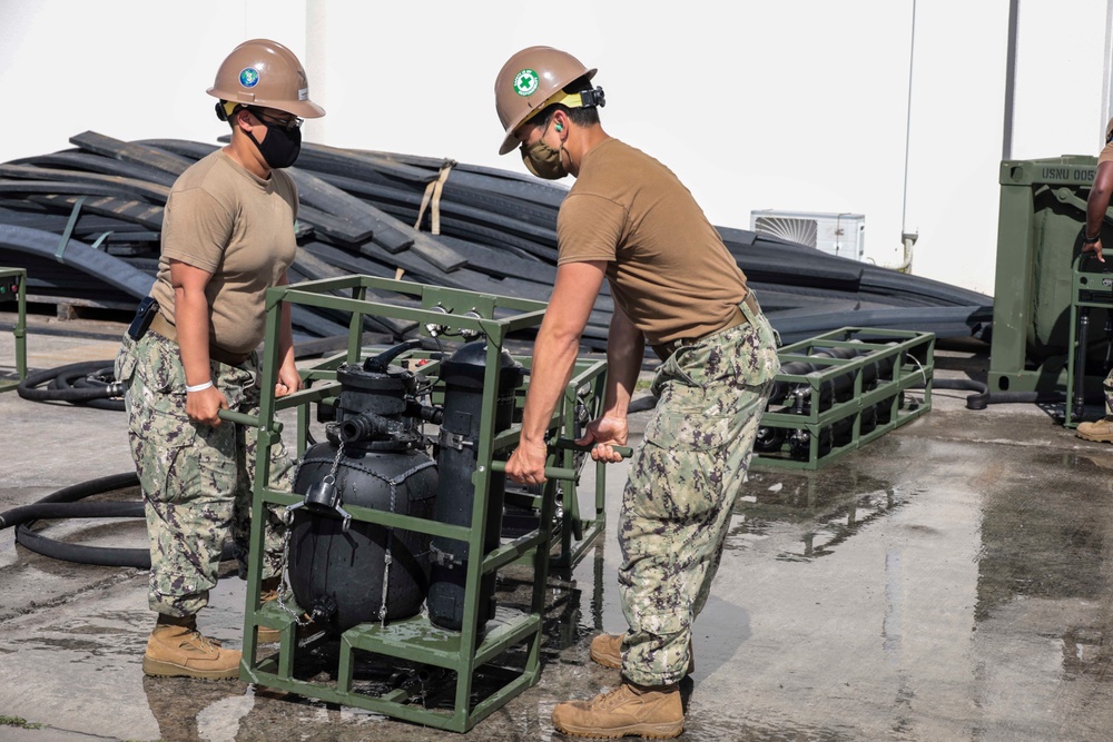 DVIDS - Images - Seabees Train on Water Purification [Image 2 of 6]