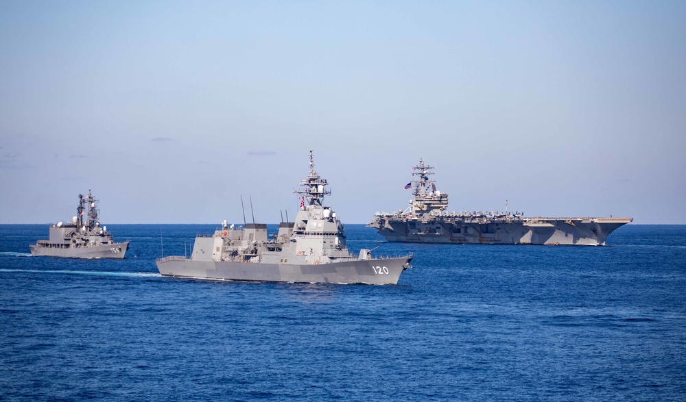 USS Reagan Sails in Formation with Amagiri, Shiranui