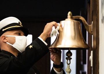 201027-N-TE695-1005 NEWPORT, R.I. (Oct. 27, 2020)  OCS student maintain professional appearance practices learned from the fleet