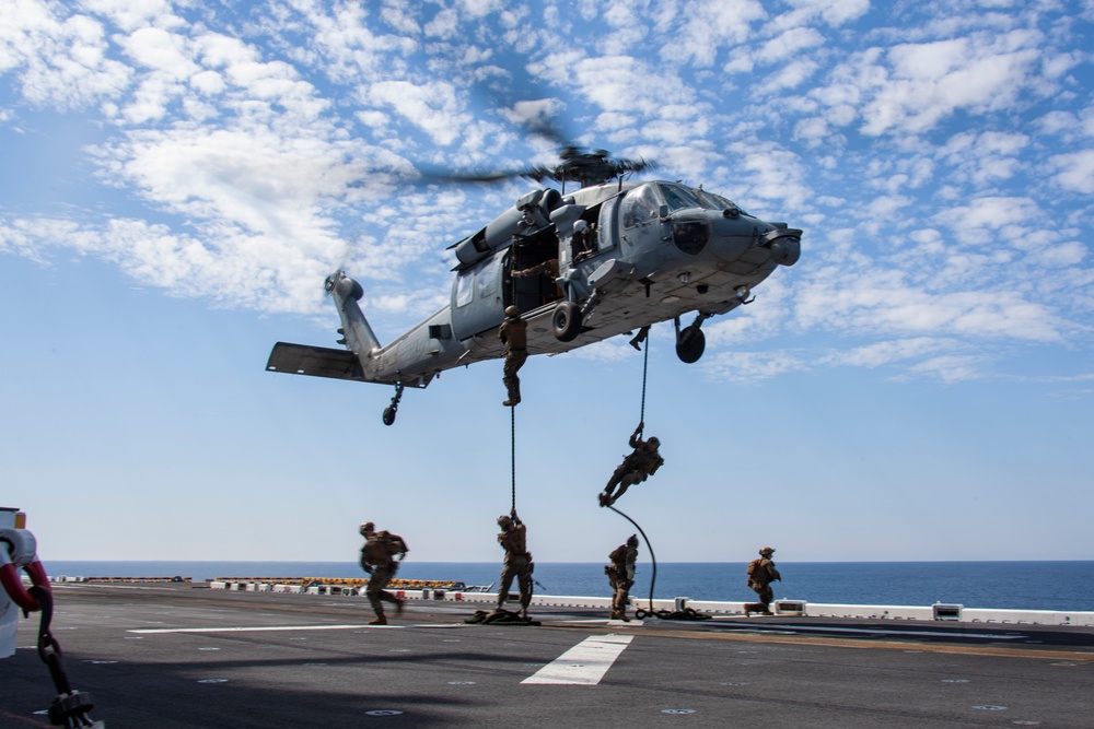 15th MEU Marines fast-rope aboard USS Makin Island