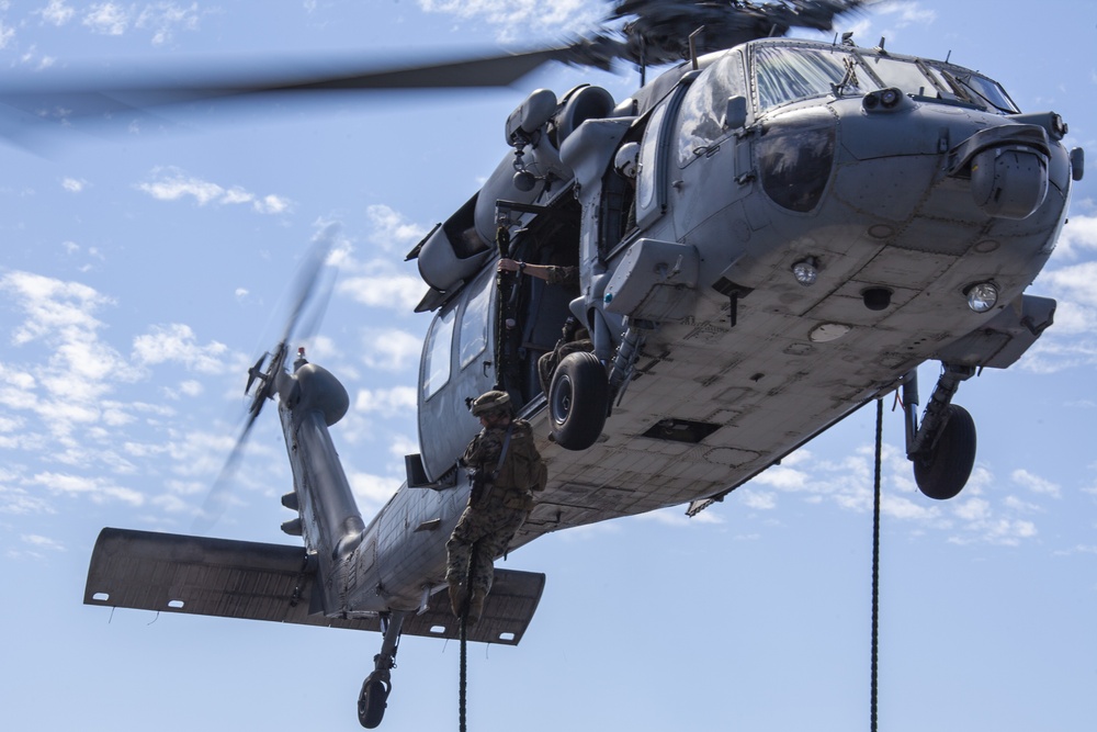 15th MEU Marines fast-rope aboard USS Makin Island