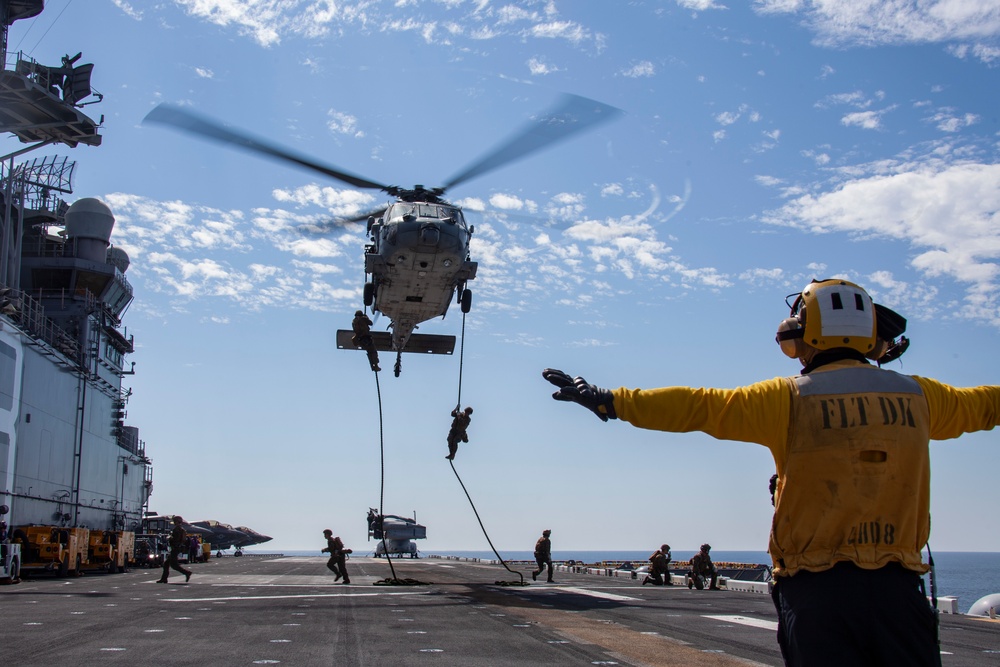 15th MEU Marines fast-rope aboard USS Makin Island