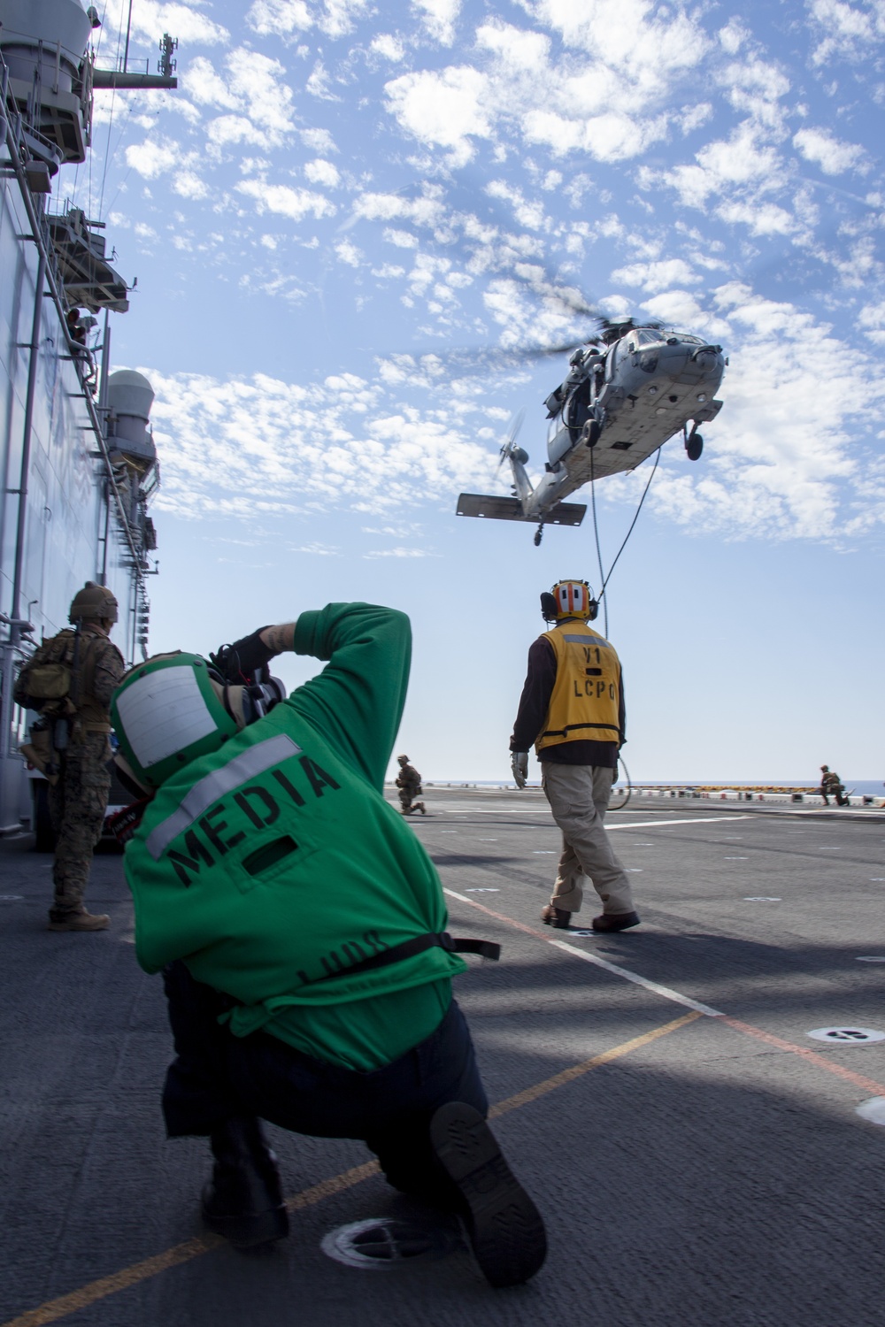 15th MEU Marines fast-rope aboard USS Makin Island