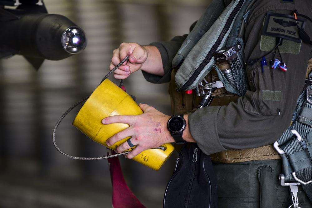 80th AMU inspect and refuel during routine training