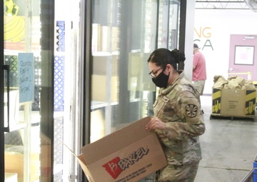 Ariziona National Guard Members Help at Food Bank in Yuma Ariz.