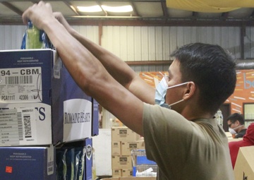 Ariziona National Guard Members Help at Food Bank in Yuma Ariz.