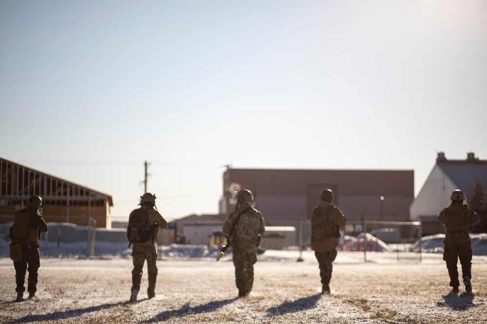 1st ANGLICO, 3rd Special Forces Group (Airborne) train to raid a simulated target