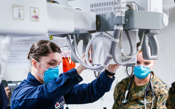 Makin Island ARG, 15th MEU Sailors participate in mass casualty drill