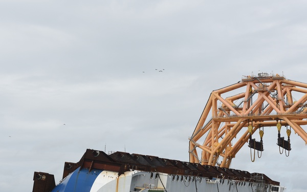 VB10,000 arrives at the Golden Ray Wreck Site