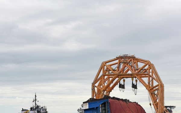VB10,000 arrives at the Golden Ray Wreck Site