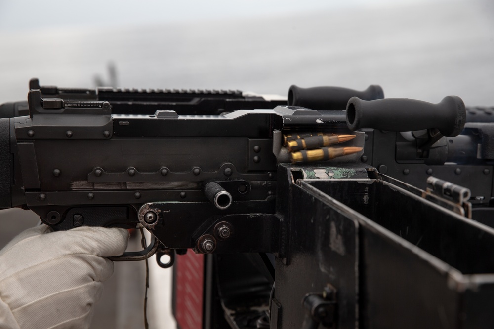 USS Somerset Sailors maintain M240B machine gun proficiency