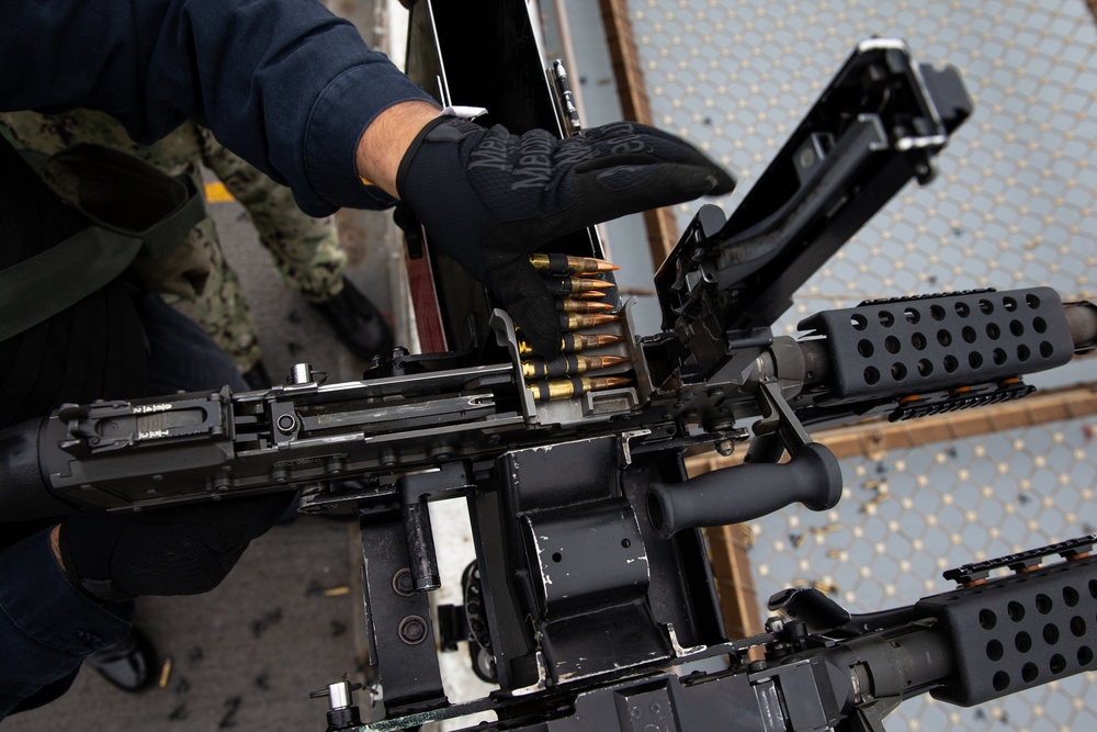 USS Somerset Sailors maintain M240B machine gun proficiency