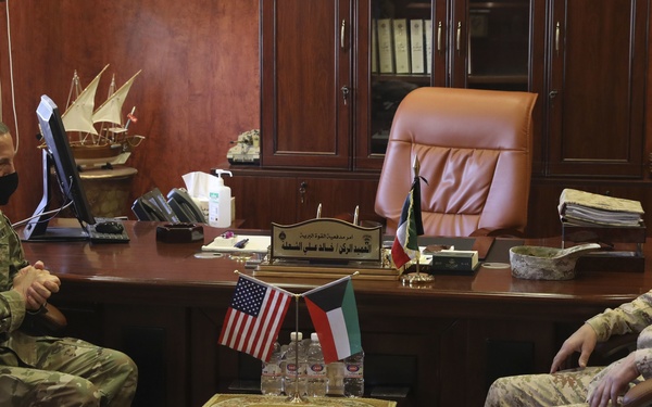 42nd ID Commander Meets KLF Field Artillery Regimental Commander