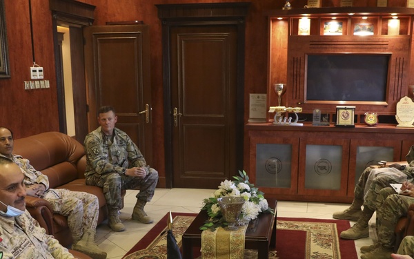 42nd ID Commander Meets KLF Field Artillery Regimental Commander