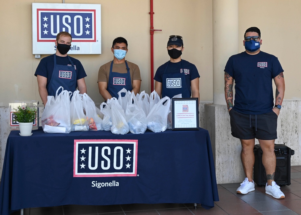 USO Provides Free Lunch for Military