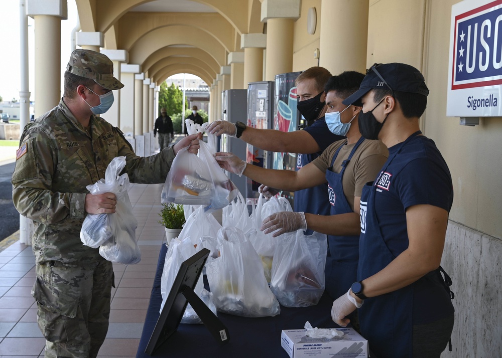 USO Provides Free Lunch for Military