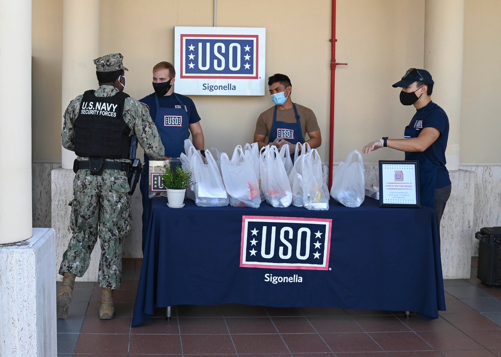 USO Provides Free Lunch for Military