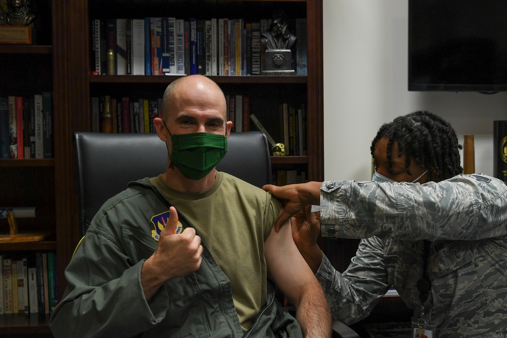 31st FW CC/CCC receive flu shots