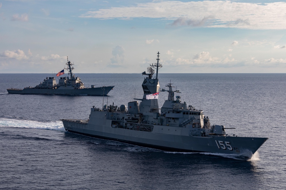HMAS Ballarat conducts DIVTACS with McCain