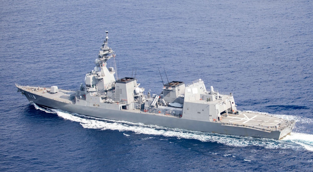 JS Fuyuzuki Transits Philippne Sea