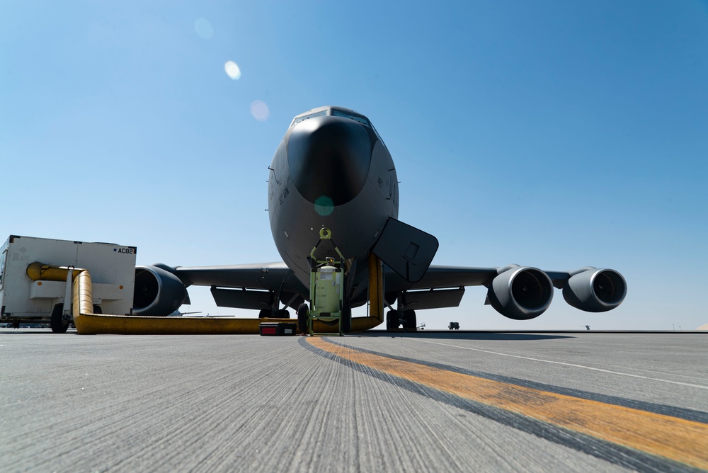 KC-135R Stratotanker refuels F/A-18 Hornet