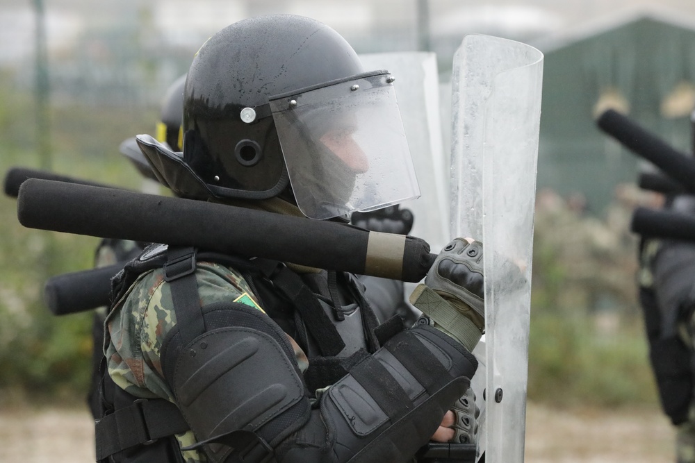 Albanian soldiers conduct crowd control training