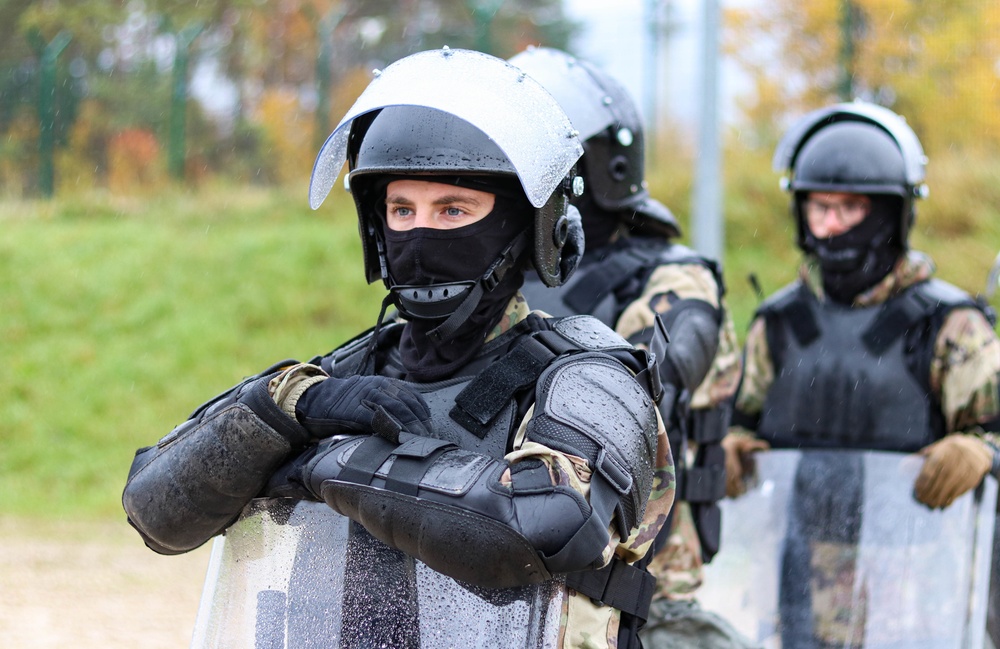 Iowa cavalry Soldier conducts riot training