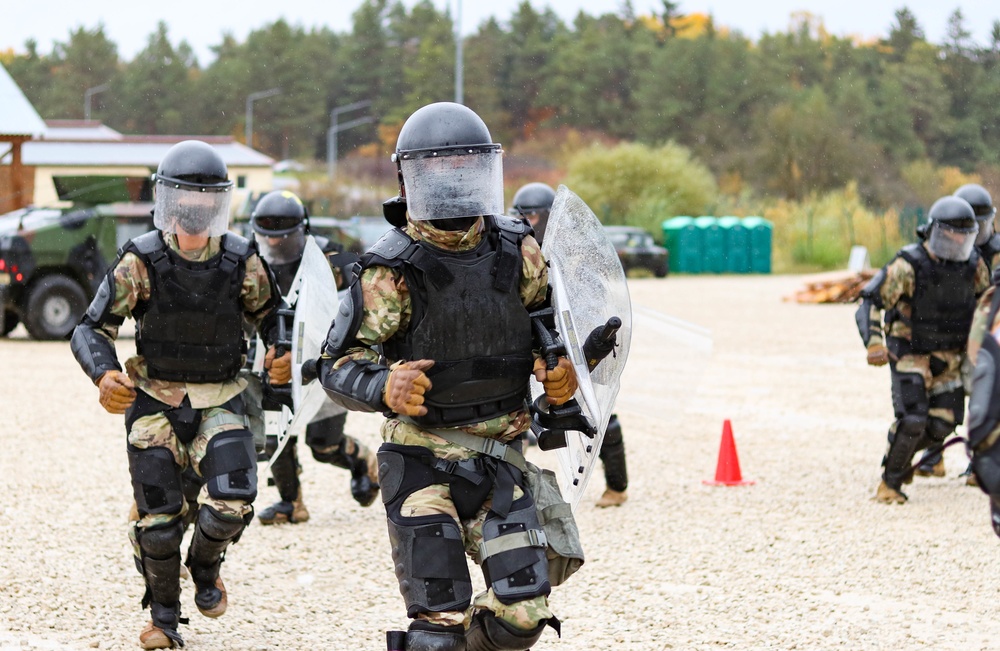 Iowa cavalry Soldiers conduct riot training