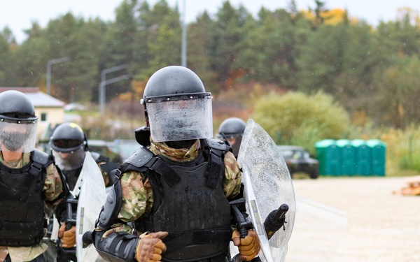 Iowa cavalry Soldiers conduct riot training